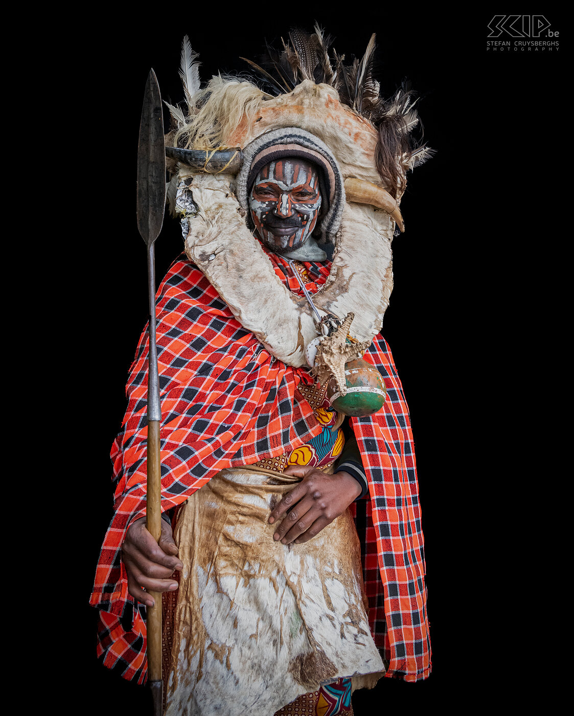 Kikuyu warrior In Kenya, only people from the Maasai, Samburu, Turkana and El Mole tribes live quite traditionally. The Kikuyu or Gikuyu are the largest ethnic group in Kenya and they only wear their traditional clothing and body paintings during special ceremonies. However, at Thomsons Falls there are a number of Kikuyu people posing for tourists in their traditional costumes. Stefan Cruysberghs